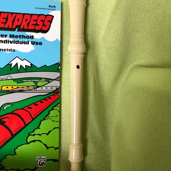 YAMAHA Soprano B Recorder, with instruction book and cover. NWOT - Picture 5 of 10